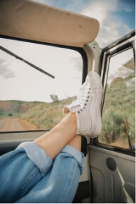 feet-on-the-dashboard-of-a-jeep-FJLCL48-2